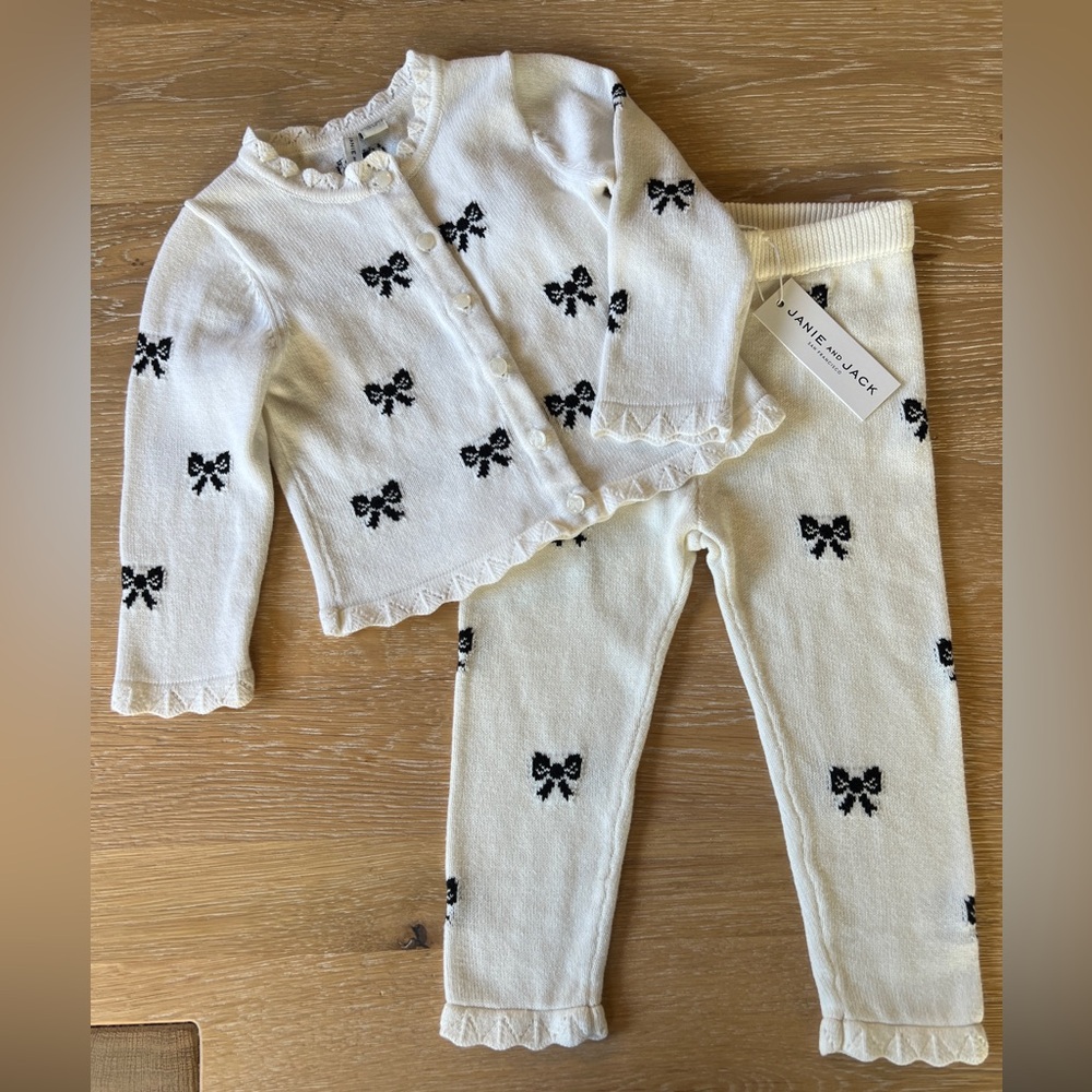 🎀🖤NWT JANIE & JACK BABY BLACK BOW CROCHET TRIM SWEATER/PANT SET🖤🎀 - Picture 1 of 8